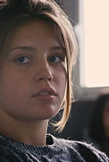 How tall is Adele Exarchopoulos?